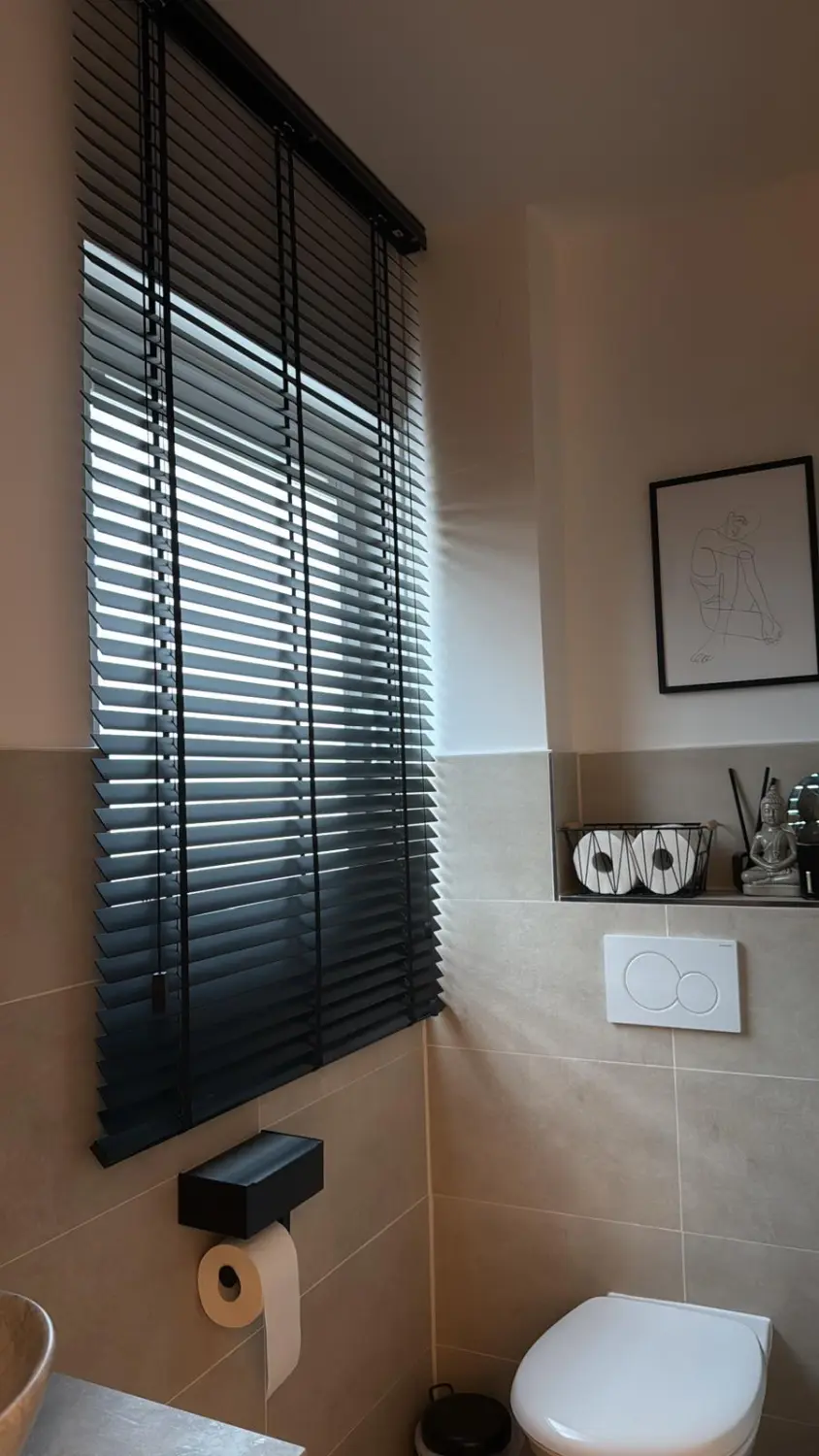 SK Sicht- und Insektenschutz- Plissees im Badezimmer